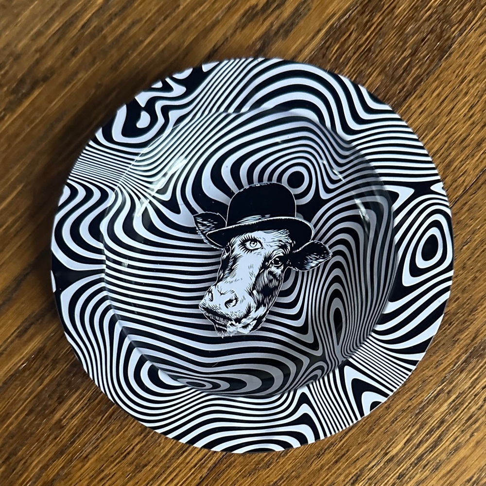 Black and White Optical Illusion Ash Tray